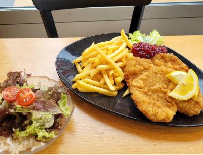 Schnitzel mit Beilagen